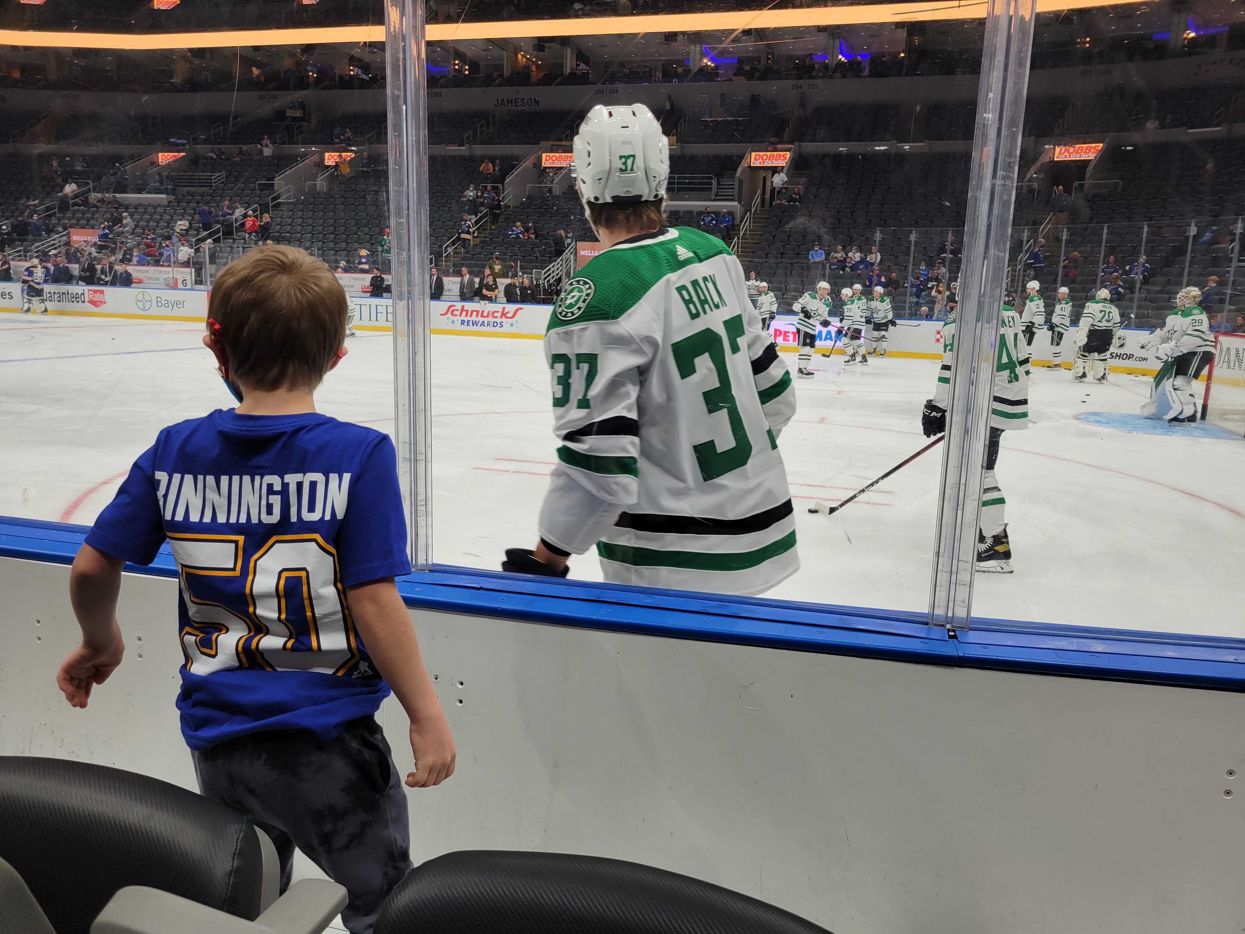 Vladimir Tarasenko made a young Blues fan's day during the parade and it's  the best thing ever